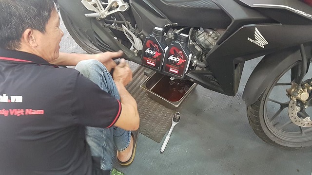 Winner 150 xài nhớt motul 300v bao lâu thì thay nhớt - 1