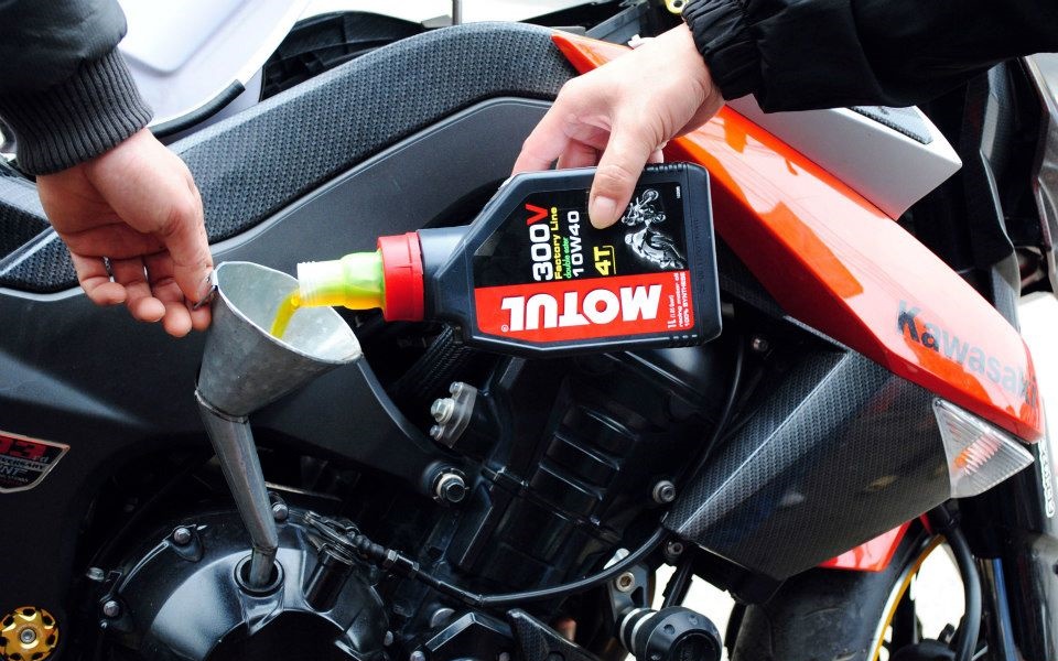 Thay nhớt môtô Motul 300V cho Kawasaki Z1000