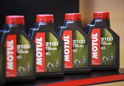 Thay nhớt xe máy, dễ nhưng không dễ?!?