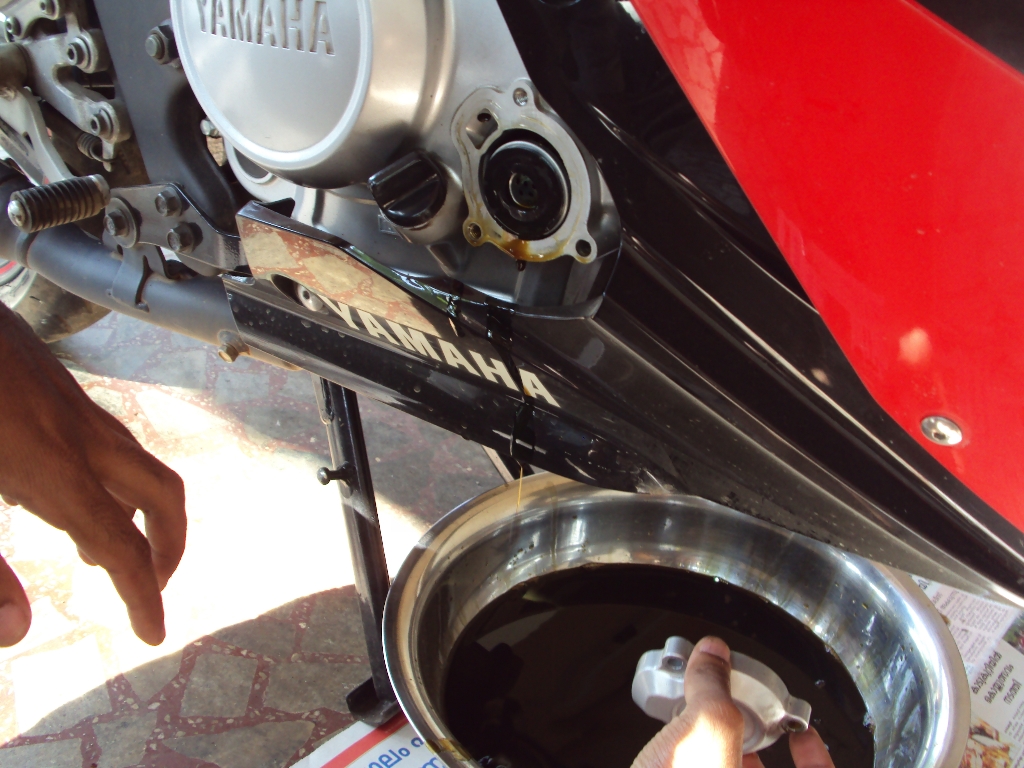 Vì sao thay nhớt cho xe máy là việc bắt buộc?